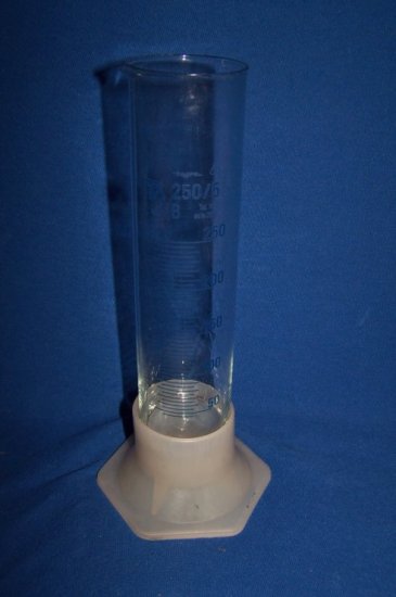 Glas - Messzylinder 250 ml, graduiert, niedrige Form - aus DDR Lagerbeständen - zum Schließen ins Bild klicken